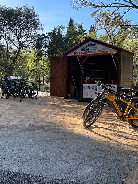 location vélos trottinettes camp du domaine